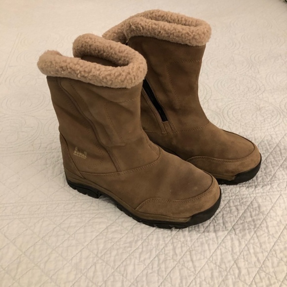 Sorel Waterfall suede boot. Size 8 1/2.